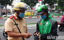 Rẽ qua đường ray, tài xế Gojek ngày đầu đi làm bị phạt nửa triệu