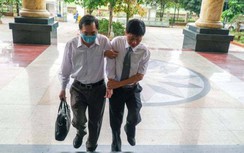 Cựu Bộ trưởng Vũ Huy Hoàng được dìu đến tòa, an ninh thắt chặt tại phiên xử