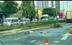 Kinh hãi xe đầu kéo “đâm gục” trụ biển báo, cột đèn trên QL1 TP.Đông Hà