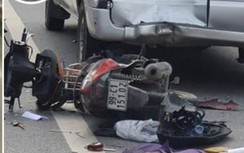 Video: Đi xe máy thiếu chú ý, tông vào đuôi ô tô 16 chỗ đỗ bên đường