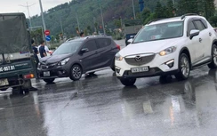 Xe tải và ô tô con va chạm trong mưa, 5 người bị thương nhẹ