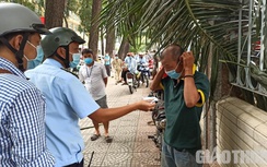 Vội vàng đeo khẩu trang, cơ quan chức năng đi khỏi lại... cởi bỏ hút thuốc