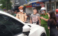 Bị phạt vì chở bạn gái lên phố cổ rồi để ô tô giữa đường