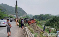 Xe container mất lái lao xuống sát đường ray tàu hỏa
