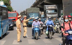 CSGT lập "dải phân cách sống" điều tiết giao thông trước cao điểm 30/4-1/5