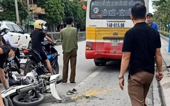 Lao thẳng vào đuôi xe buýt, tài xế xe máy ngã ra đường bị thương