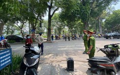 Hàng chục người bị phạt 2 triệu đồng lỗi không đeo khẩu trang trên phố cổ