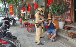 Bị CSGT kiểm tra, tài xế "ma men" bỏ xe máy chạy vào quán cafe ngồi nghỉ