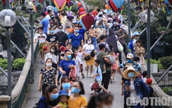 Ùn ùn đổ về công viên Thủ Lệ dịp nghỉ lễ, nhiều người thờ ơ với khẩu trang