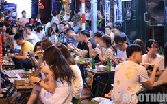 Dịch Covid-19 diễn biến phức tạp, phố cổ Hà Nội vẫn đông như "trẩy hội"