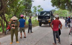 Khai thác đất cát có phép bị dân chặn xe, "cát tặc" lại vô tư tung hoành?