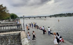 Người dân, du khách "quên" khẩu trang khi vãn cảnh cố đô Huế