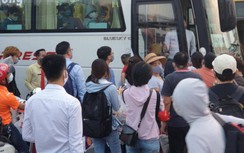 Ùn ùn đổ ra bến xe, đường "cửa ngõ" Thủ đô đông nghịt ngày đầu nghỉ lễ 30/4
