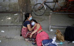 Đau lòng cảnh mẹ cầu xin dưỡng khí cho con trai đang kiệt sức vì Covid-19