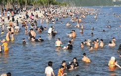 Bất chấp Covid-19, bãi tắm Hòn Gai chen kín người, khẩu trang "vắng bóng"