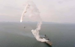 Tên lửa Kalibr Nga quay tít trước khi lao xuống biển, phát nổ, sôi ùng ục