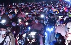 Ngày đầu nghỉ lễ 30/4, đường về miền Tây kẹt cứng