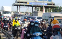Người dân ùn ùn đổ về TP HCM, liên tục xả trạm thu phí QL51