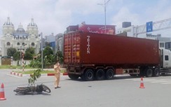 Va chạm với xe container ở vòng xuyến Bùi Viện, tài xế xe máy nguy kịch