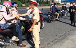 CSGT Đồng Nai phát nước, khăn lạnh, khẩu trang cho người đi đường