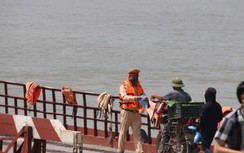 Tưởng bị xử phạt, khách đi phà ngỡ ngàng nhận khẩu trang miễn phí