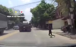 Video: Tài xế phanh cháy đường, cứu cô gái trẻ lao vào đầu xe tự tử