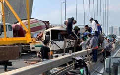 Video: Hai xe tải va chạm trên cầu, tài xế gãy chân, bình gas văng khắp nơi