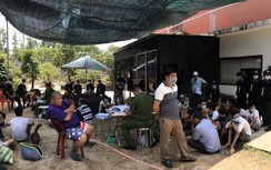 Cảnh sát bắt 47 đối tượng đá gà ăn tiền trong khuôn viên biệt thự ở Huế