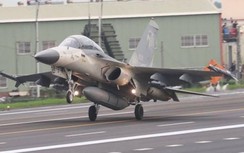Máy bay chiến đấu Đài Loan phóng vọt qua đường băng, cả sân bay đóng cửa