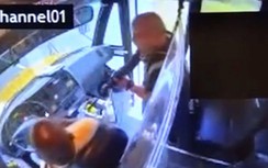 Video: Binh sĩ Mỹ trốn trại, dùng súng cướp xe chở học sinh vì... nhớ nhà