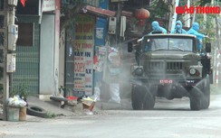 Video: Phun khử khuẩn, lập 3 chốt kiểm soát ra vào khu vực nhà F0 ở Hà Nội