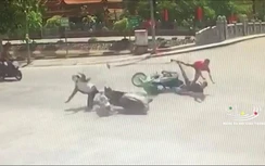 Video: Vượt đèn đỏ, tài xế xe máy tông văng cô gái tại ngã tư