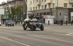 Xe Humvee Mỹ tặng Ukraine thành chiến lợi phẩm tham gia diễu binh ở Donbass