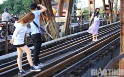 "Đánh đu" với tử thần, trèo vào đường ray cầu Long Biên... "check in"