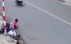 Video: Cặp đôi đi xe máy bất ngờ đạp hai học sinh đi xe đạp ngã nhào