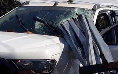 Video TNGT 10/5: Rùng mình hàng chục cây sắt đâm xuyên kính vào ghế lái