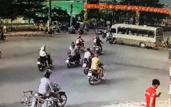 Video: Xe khách "xé gió" qua nút giao, hai người đi xe máy thương vong