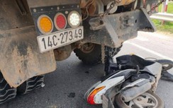 Đâm vào đuôi xe ô tô đang sang đường, nữ tài xế xe máy bị thương