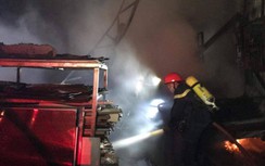 Xưởng tái chế nhựa tại Tx Sơn Tây bốc cháy ngùn ngụt trong đêm