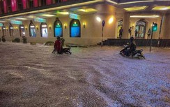 Mưa lớn giờ tan tầm, nhiều tuyến phố Hà Nội ngập như sông