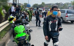 “Thót tim” với đoàn xe phân khối lớn trên cao tốc