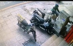 Tài xế xe ôm công nghệ lao thẳng xe máy vào tên trộm xe