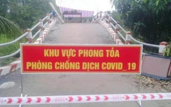 Người đàn ông bế con nhỏ đang sốt từ Campuchia vượt biên về An Giang
