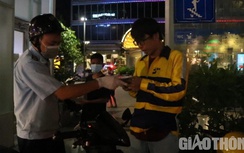 TP.HCM: Kiểm tra, nhắc nhở, phát khẩu trang trên phố đi bộ Nguyễn Huệ