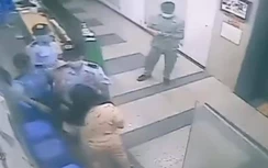 Nhắc đeo khẩu trang, bảo vệ chung cư ở Sài Gòn bị phụ nữ hành hung