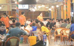 TP.HCM: Bất chấp Covid-19 bủa vây, quán nhậu, sinh tố vỉa hè vẫn đông khách