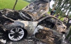 Video: Siêu xe cháy trơ khung sau khi đâm vào cột mốc ven đường