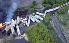 Đoàn tàu 47 toa trật đường ray, nằm ngổn ngang, bốc cháy