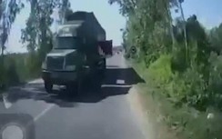 Video: Cửa rơ-moóc xe container bất ngờ "vả" vỡ kính xe khách ngược chiều