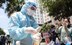 Ảnh: Khoanh vùng lấy mẫu xét nghiệm Covid-19 cư dân chung cư Sunview Town